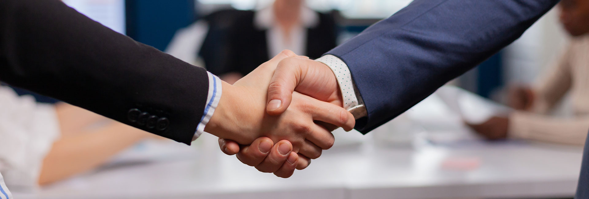 Dos personas estrechando la mano